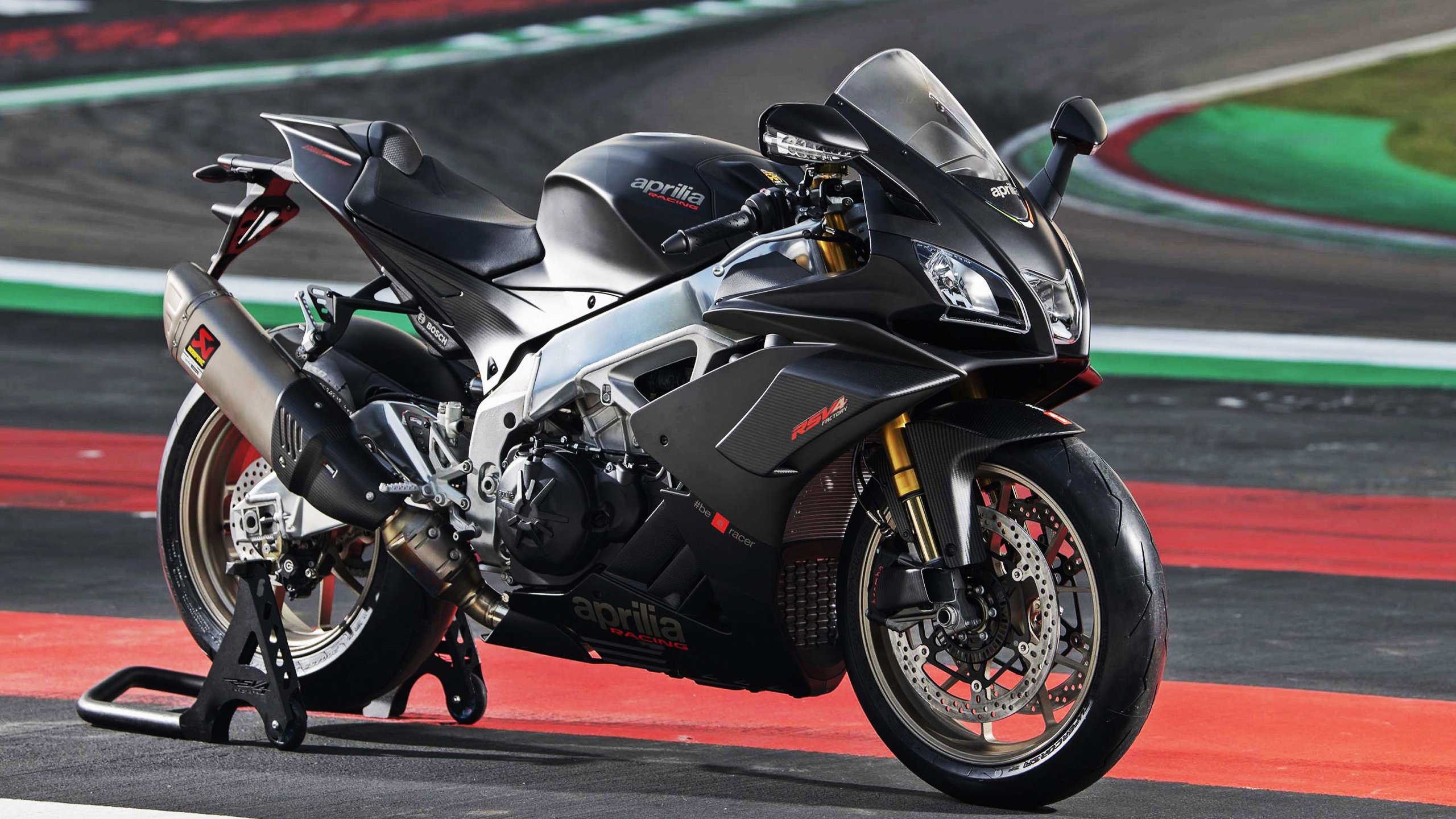 爱游戏官网-霍勒迪指尖雷霆起，骑士阵前万马喑