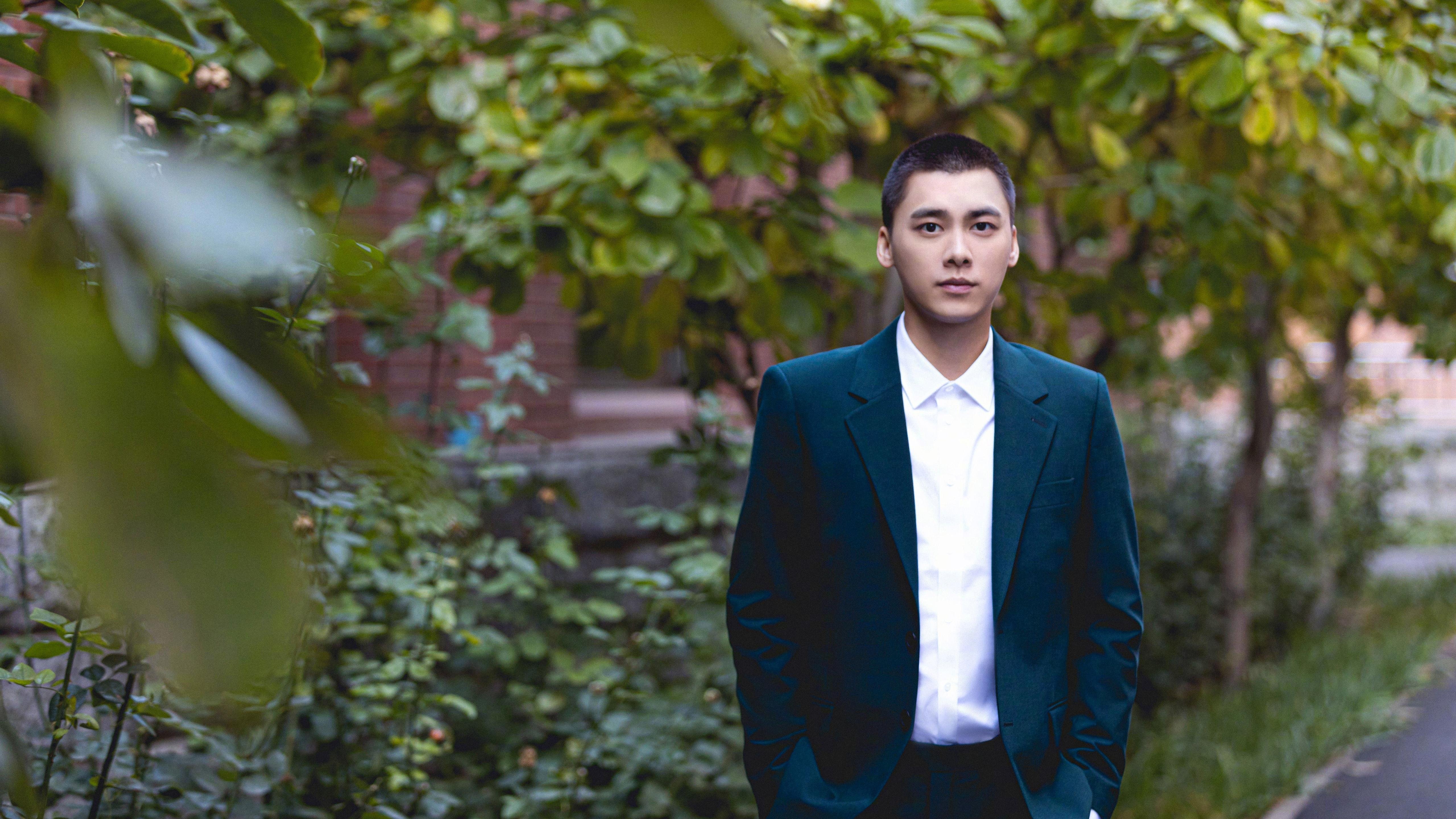 八年前的团队压制，今天的巨星接管，一条时间线上的两个答案